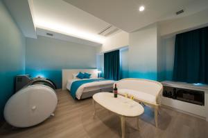 HOTEL LASCALA في واكاياما: غرفة في الفندق مع سرير وحوض استحمام