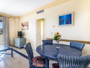 uma sala de jantar com mesa e cadeiras em Apartamento 306 em Marbella