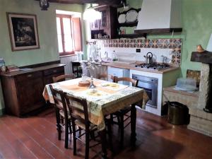 O bucătărie sau chicinetă la Il Mirtillo - A truly magical place in the heart of Tuscany, nestled in a medieval village