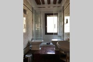 a bathroom with two sinks and two toilets at Ai Cordami in Venice