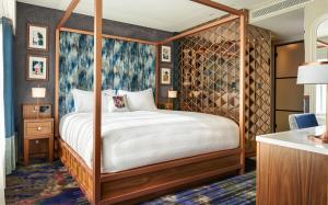 Cama ou camas em um quarto em NYX Hotel Dublin Christchurch
