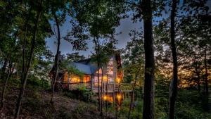una casa en medio de un bosque por la noche en Above and Beyond, en Blue Ridge 23 fotos más