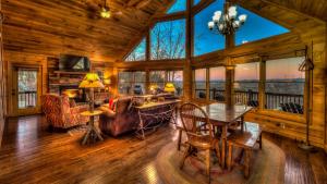 una sala de estar con mesa y sillas en una cabaña en Black Dog of Blue Ridge, en Blue Ridge