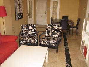 マルベーリャにあるApartamento 329のリビングルーム(ソファ、椅子、テーブル付)