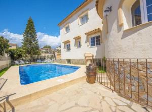 uma casa com piscina em frente a uma casa em Villa Silene - Plusholidays em Calpe