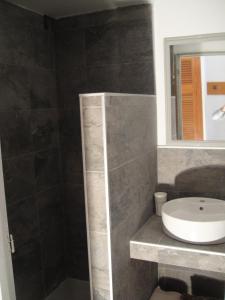 a bathroom with a sink and a mirror at Sierra Nevada Rent in Sierra Nevada