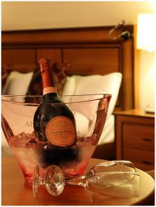 una botella de vino en una copa sobre una mesa en Blanco's Hotel en Port Talbot