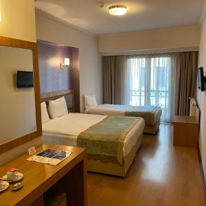 TV a/nebo společenská místnost v ubytování Grand Anzac Hotel