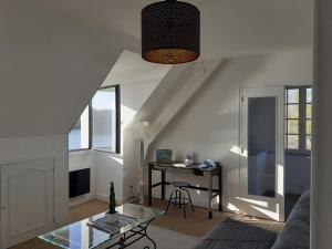 a living room with a table and a desk at Terrasses de Loire 1er étage in Saint-Clément