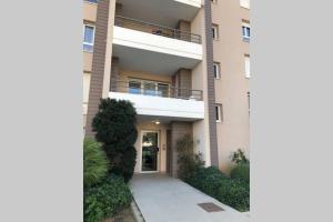 an apartment building with a walkway in front of it at Joli T2 récent 'Le VIVALDI' in Ajaccio +4 photos