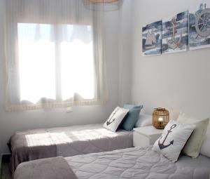 เตียงในห้องที่ SeaHomes Vacations, BEACH&POOL, in Fenals Beach