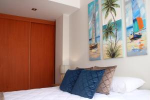 เตียงในห้องที่ SeaHomes Vacations, BEACH&POOL, in Fenals Beach