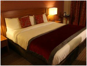 uma cama grande num quarto de hotel em Blanco's Hotel em Port Talbot