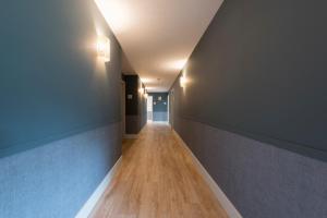 un pasillo con paredes azules y suelo de madera en Rías Altas - Hotel Restaurante en Barreiros