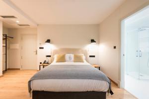 - une chambre avec un grand lit et une fenêtre dans l'établissement Rías Altas - Hotel Restaurante, à Barreiros