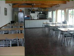 a restaurant with tables and chairs and a bar at Complejo Hueney in Mar de Ajó