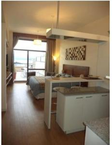 1 dormitorio con 1 cama y escritorio en una habitación en Bariloche Downtown 2 en San Carlos de Bariloche
