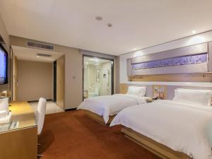 מיטה או מיטות בחדר ב-Lavande Hotel Wuhan Railway Station