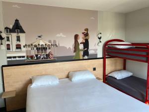 1 Schlafzimmer mit 2 Etagenbetten und einem Gemälde an der Wand in der Unterkunft KYRIAD DIRECT Orleans - La Chapelle St Mesmin in La Chapelle-Saint-Mesmin