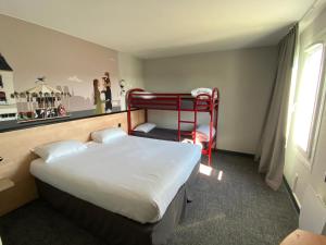Krevet ili kreveti na kat u jedinici u objektu KYRIAD DIRECT Orleans - La Chapelle St Mesmin
