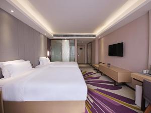 Lavande Hotel Baiyun International Airport Branch tesisinde bir odada yatak veya yataklar