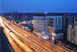 Lavande Hotels·Chengdu Hongpailou Metro Station في تشنغدو: اطلالة على مدينة بالليل مع الزحمة