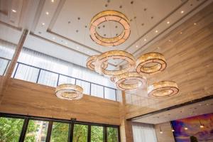un vestíbulo con candelabros y relojes en el techo en Lavande Hotels·Guilin MixC, en Guilin
