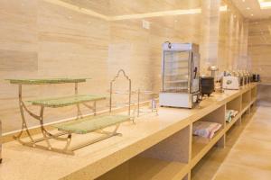 eine Theke mit drei Regalen in einem Zimmer in der Unterkunft Lavande Hotels·Guilin MixC in Guilin