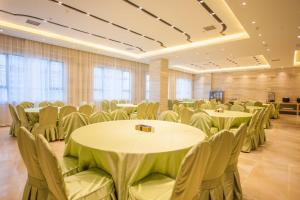 ein Bankettsaal mit Tischen und Stühlen in einem Raum in der Unterkunft Lavande Hotels·Guilin MixC in Guilin