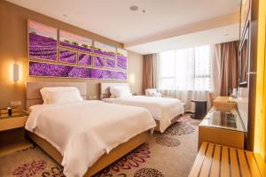 ein Hotelzimmer mit zwei Betten und einem großen Fenster in der Unterkunft Lavande Hotels·Guilin MixC in Guilin + 63 Fotos
