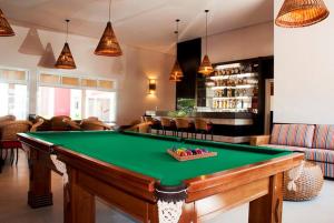 uma mesa de bilhar num quarto com um bar em Resort da Ilha em Sales