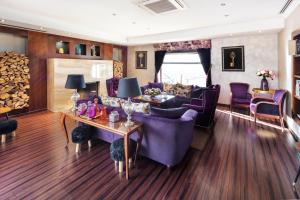 Televízia a/alebo spoločenská miestnosť v ubytovaní Hotel Zlaty Klucik - Golden Key with Luxury SPA