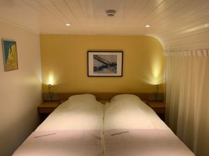
a hotel room with a bed and a mirror at Boat Hotel Merlijn in Dordrecht
