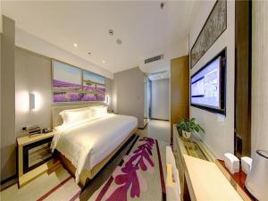 A bed or beds in a room at Lavande Hotel Chengdu Dafeng Shixi Park Subway Station