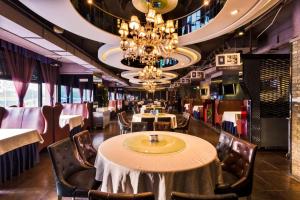 a dining room with a table and chairs and a chandelier at Lavande Hotels·Guangzhou East Railway Station in Guangzhou