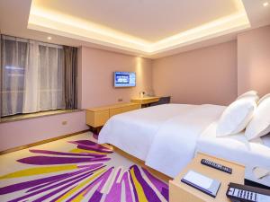 Ένα ή περισσότερα κρεβάτια σε δωμάτιο στο Lavande Hotels·Chengdu Xinjin +25 φωτογραφίες