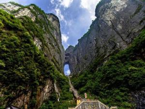 un túnel en el costado de una montaña en Lavande Hotel Zhangjiajie Tianmenshan Dayongfucheng en Zhangjiajie