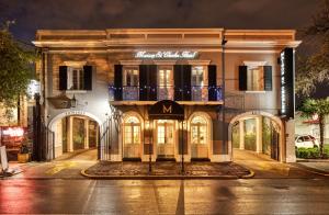un edificio en una calle por la noche en Maison Saint Charles, en Nueva Orleans