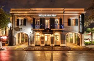 un bâtiment dans une rue la nuit dans l'établissement Maison Saint Charles, à La Nouvelle-Orléans