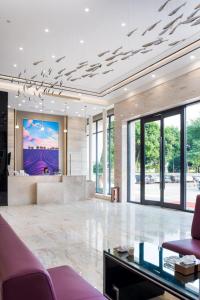 un soggiorno con divano e tavolo di Lavande Hotels·Guangzhou Dongpu Bus Terminal a Canton