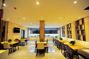 Restaurant o un lloc per menjar a Lavande Hotel Gulin railway station Shangzhi Alley