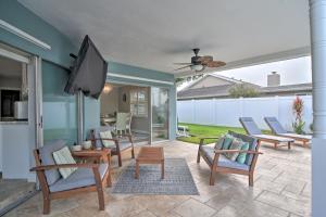 eine Terrasse mit einem Haufen Stühle und einem Flachbild-TV in der Unterkunft Waterfront St Pete Beach Retreat with Pool and Dock! in St Pete Beach