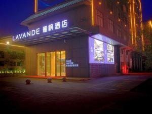 Galeriebild der Unterkunft Lavande Hotels·Foshan Bijiang Light Rail Country Garden Headquarters in Guangzhou