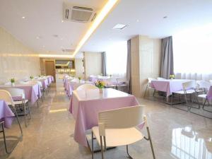 Lavande Hotels·Foshan Bijiang Light Rail Country Garden Headquarters في قوانغتشو: غرفة طعام مع طاولات وكراسي مع قماش الطاولة الأرجوانية