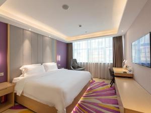 広州市にあるLavande Hotels·Guangzhou Beijing Road Pedestrian Street Haizhu Square Metro Stationの大きなベッドと大きな窓が備わるホテルルームです。