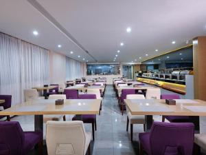 成都的住宿－麗枫酒店·成都春熙路店，一间带桌子和紫色椅子的用餐室