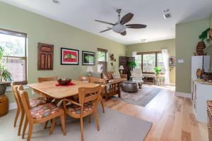 Una cocina y un comedor con mesa y sillas. en The Forest, en Austin 17 fotos más