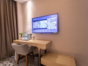 TV i/ili multimedijalni sistem u objektu Lavande Hotel Suzhou Dushu Lake Gaojiao District