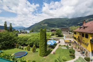 an aerial view of a resort with a garden at Gästehaus Krappinger/Pizzeria Mamma Mia in Ossiach