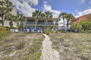 een huis aan het strand met palmbomen bij Updated Condo Near Beach Ideal Walkable Location! in Clearwater Beach